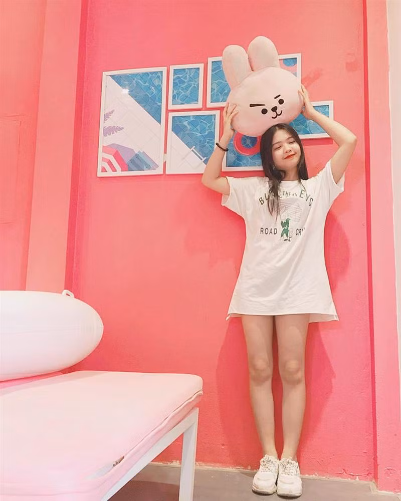 Le Douxi - Bakery &amp; Cafe: Những tín đồ của các bạn gấu nâu, thỏ trắng, vịt vàng đến từ mạng xã hội LINE hoặc fan Kpop chắc chắn sẽ hài lòng với không gian quán từ bức tường đến bàn ghế nội thất. Le Douxi rất tâm lý khi bày trí một đội ngũ thú nhồi bông ở khắp nơi, phục vụ các cô gái chụp ảnh sống ảo. Ảnh: Hanhchipp, Phanhkt.