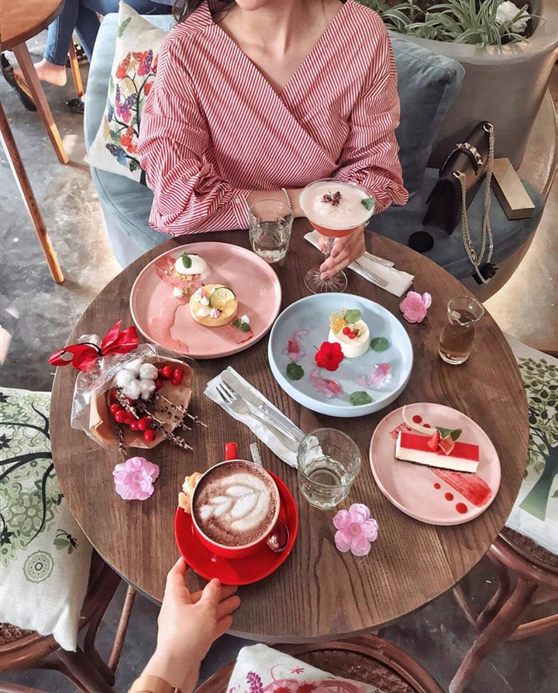 Thực đơn tại quán rất phong phú, có đủ các loại bánh tiramisu, flan, cheesecake, rainbow cake, bánh táo, cupcake, bánh mousse, bánh tart… Không còn gì tuyệt hơn khi vừa được nhâm nhi đồ uống, vừa thưởng thức những chiếc bánh mới ra lò, mang hương vị rất riêng của quán phải không nào? Giá: 50.000-500.000 đồng/người. Ảnh: Hanhchipp