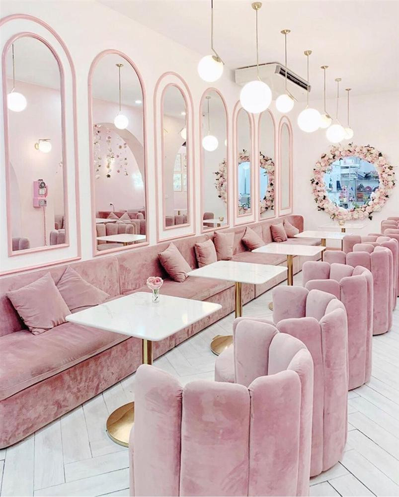 Baked by Julie còn nổi bật bởi những dàn hoa hồng xinh lung linh, hàng gương dài lung linh thêm điểm nhấn. Chắc chắn đây sẽ là ‘tụ điểm sống ảo’ dành cho các nàng thơ dễ dàng sở hữu những bức ảnh đẹp nhất ở mọi góc độ. Giá: 50.000-350.000 đồng/người. Ảnh: Julie_lovesbaking.