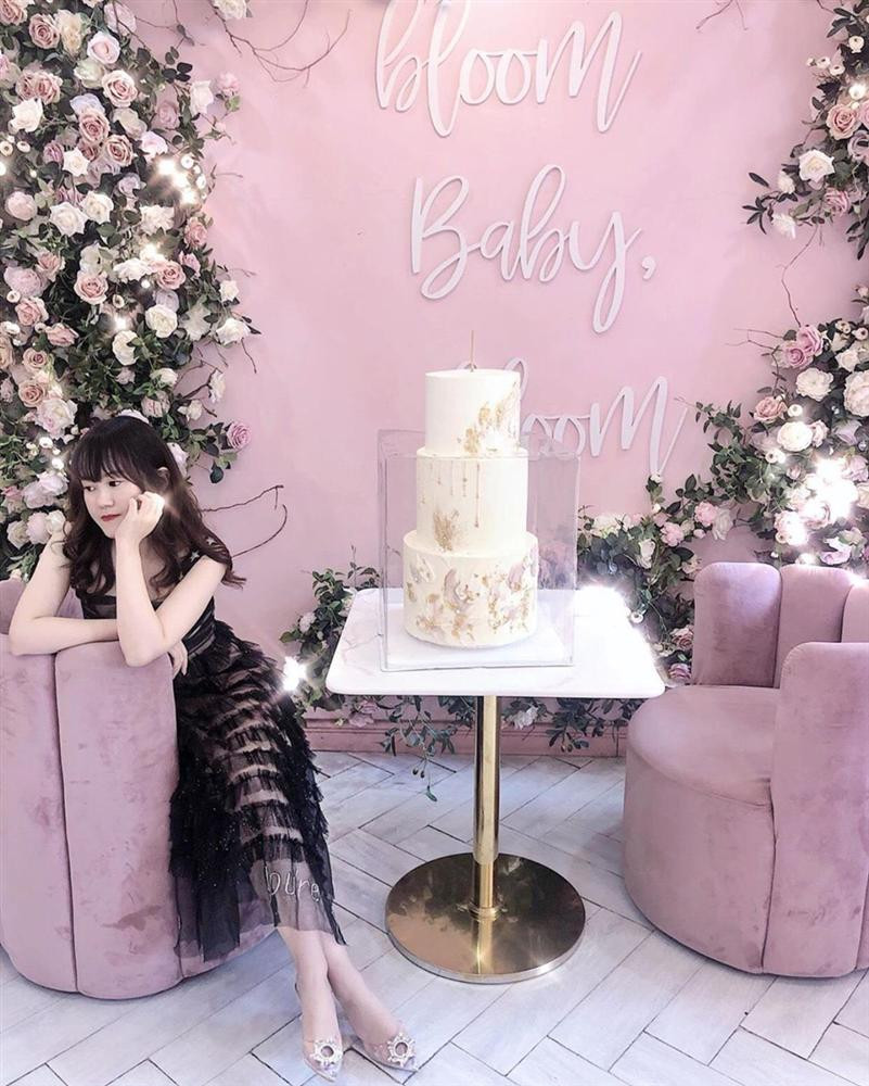 Baked by Julie: Tọa lạc trên con phố Hàng Bông, quán cà phê bánh ngọt nổi bật với tone màu hồng ngọt ngào từ trong ra ngoài. Tiệm đầu tư tỉ mỉ từ những decor nhỏ nhất như bộ ấm chén, chậu hoa… đến những chiếc bàn, chiếc ghế sofa đều ngập trong sắc hồng dễ thương. Ảnh: Julie_lovesbaking, Phuongladyy.