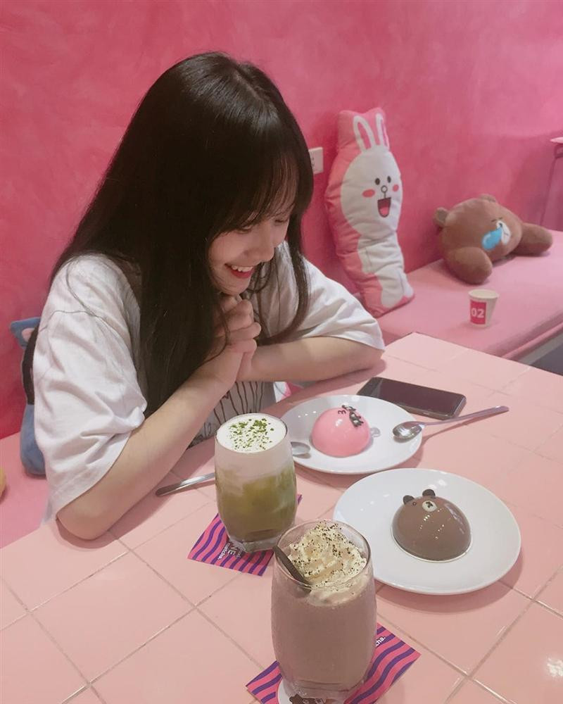 Tuy nhiên, đồ uống và bánh tại quán nhận về khá nhiều những phản hồi không tích cực từ khách về chất lượng. Thành viên Hiếu Tống B. nhận xét: “Phần desserts chị mình có gọi 1 bánh matcha nhưng vị khá chua và rõ ràng là bánh đã để lâu nên hư. Sau khi phản hồi, bạn nhân viên đồng ý đổi một bánh mousse dâu nhưng vẫn không khá khẩm hơn”. Dù vậy, nhiều tín đồ vẫn lựa chọn quán với lý do view đẹp, mức giá: 30.000-70.000 đồng/người. Ảnh: _mymyhunhan_.