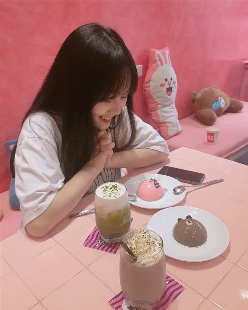 Tuy nhiên, đồ uống và bánh tại quán nhận về khá nhiều những phản hồi không tích cực từ khách về chất lượng. Thành viên Hiếu Tống B. nhận xét: “Phần desserts chị mình có gọi 1 bánh matcha nhưng vị khá chua và rõ ràng là bánh đã để lâu nên hư. Sau khi phản hồi, bạn nhân viên đồng ý đổi một bánh mousse dâu nhưng vẫn không khá khẩm hơn”. Dù vậy, nhiều tín đồ vẫn lựa chọn quán với lý do view đẹp, mức giá: 30.000-70.000 đồng/người. Ảnh: _mymyhunhan_.