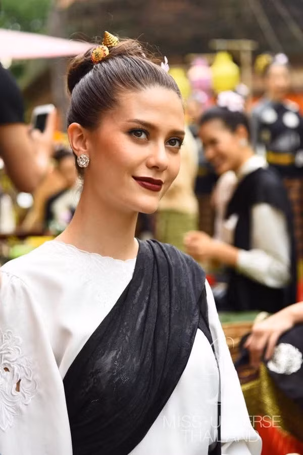 Không chỉ xinh đẹp, phong thái sang trọng, Mareeya Poonlertlarp còn "ghi điểm" trong mắt người hâm mộ bởi tài năng và học thức cao. Cô vốn giỏi ngoại ngữ, thông thạo 4 thứ tiếng: Thái, Anh, Thụy Điển và Quan Thoại.