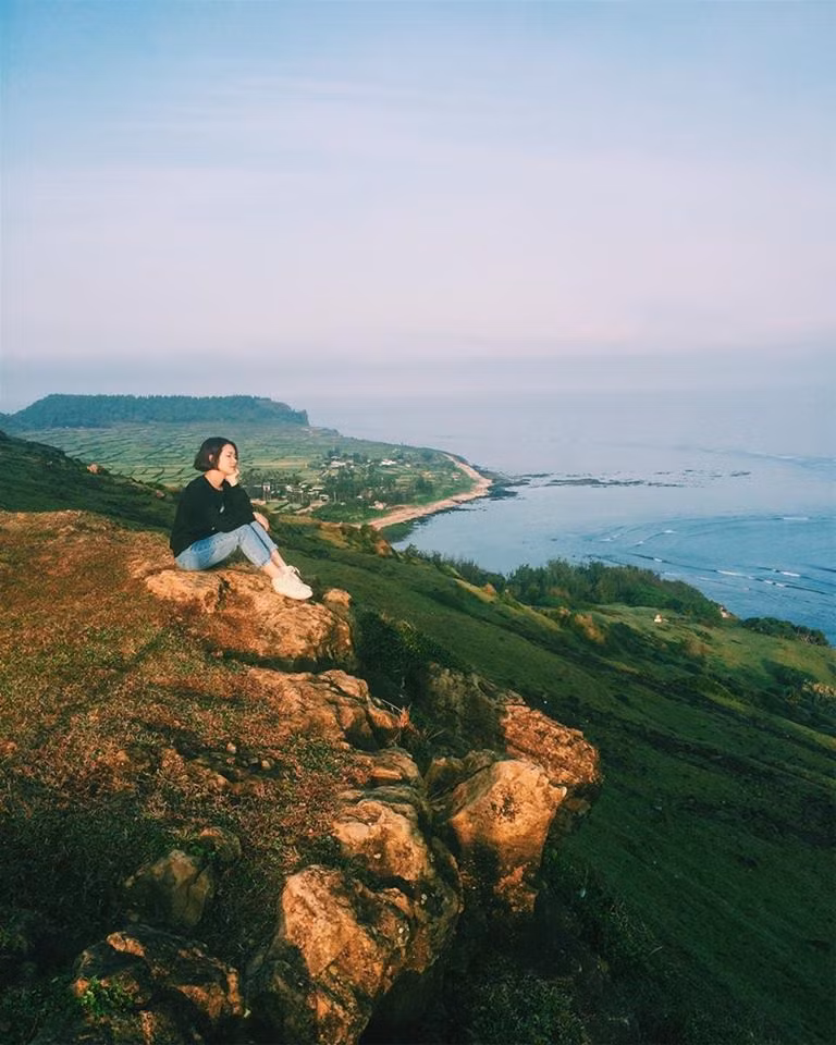 Nằm cách đảo Lớn Lý Sơn khoảng 3 hải lý về phía tây bắc, xã đảo An Bình (còn gọi là đảo Bé) nơi được nhiều du khách mệnh danh là Jeju phiên bản Việt. Ở đây có khoảng 100 hộ dân sinh sống. Họ gắn bó với nghề trồng hành, tỏi, hoa màu và đánh bắt thủy sản. Ảnh trong bài: Ivivu.