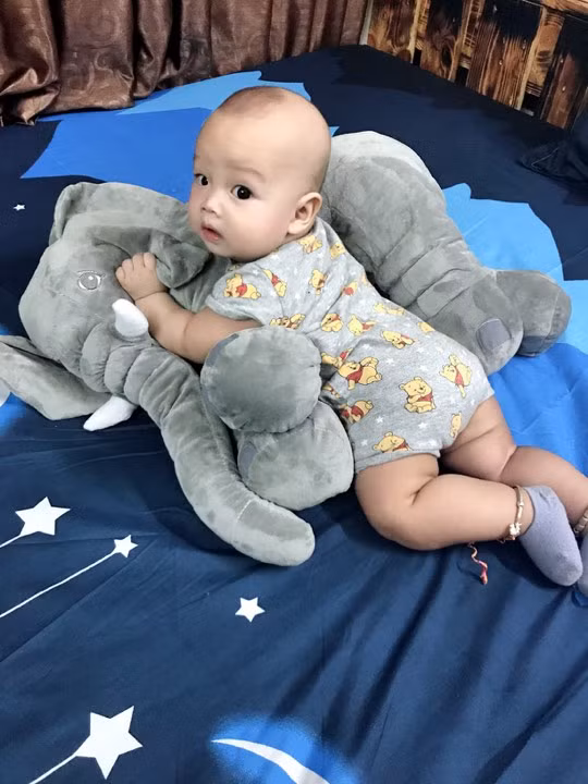 Bé Vít nhà Thảo khá hợp tác khi ăn dặm