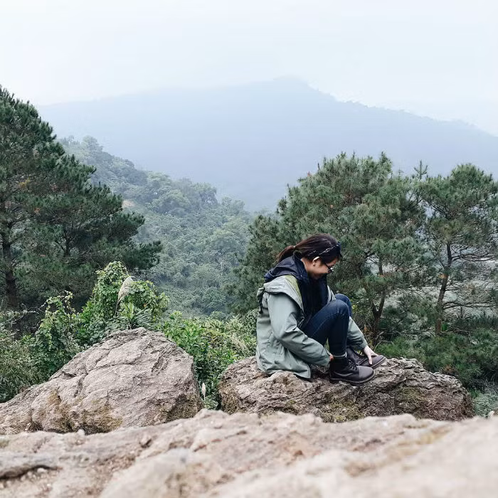 Đến với núi Ba Vì nhiều người sẽ nhắc tới rừng thông, nơi bạn có thể ghi lại những bức hình cực đẹp với những cây thông xinh xắn tạo thành phong cảnh cực đẹp chẳng kém cạnh những khu rừng thông bên trời Tây. Tiếp đó nhà thờ Cổ vở lớp rêu phong, hoang vu cũng là địa điểm giúp bạn có những bức ảnh lý tưởng đặc biệt là việc chụp ảnh cưới theo phong cách lạ, ma mị, u tịch. Ảnh: Su