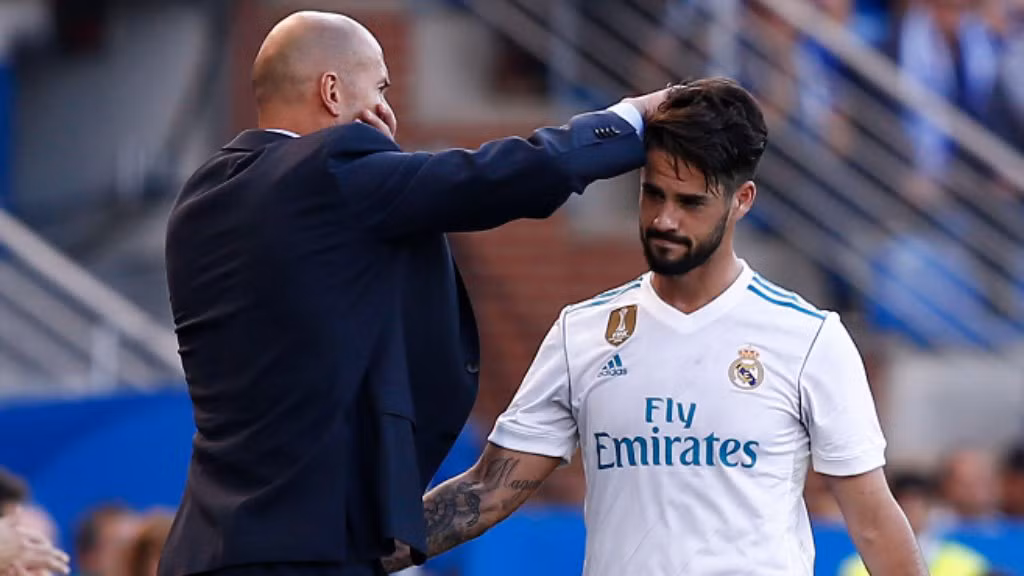 Isco đang không hài lòng với cuộc sống ở Madrid. Mới đây, cầu thủ 25 tuổi này đã công khai muốn gia nhập M.U nhưng HLV Zidane lại không muốn điều này.