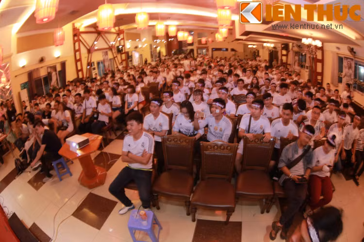 Mặc dù trận đấu diễn ra vào lúc 01h45 thế nhưng khán phòng buổi offline đã được phủ kín bởi màu trắng của fan Real Madrid.