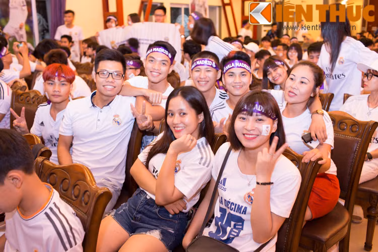 Rất nhiều những bóng hồng đã quy tụ về địa điểm offline của fan Real Madrid tại Hà Nội. Họ cùng chung một niềm tin vào đội bóng của họ sẽ có chức vô địch cúp C1 châu Âu lần thứ 11.