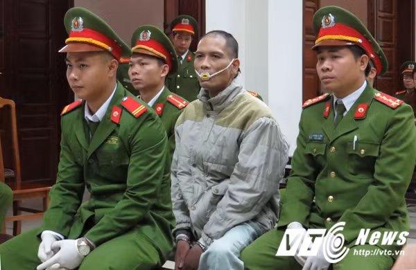 Bên cạnh luôn có 5 cảnh sát bảo vệ