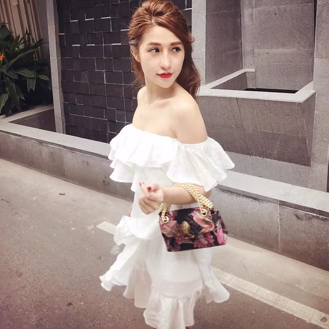 Vân Navy từng chia sẻ đã sửa mũi nhưng không hề gọt cằm vào khoảng năm 2012, tuy nhiên gương mặt của cô hot girl 9X này nếu so với ngày trước đã hoàn toàn không còn đường nét cũ.