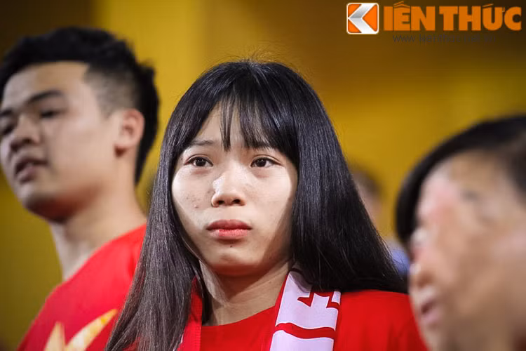 Chứng kiến các cầu thủ U19 Việt Nam thi đấu dưới sân, nhiều CĐV nữ trên khán đài sân Hàng Đẫy đã tỏ ra vô cùng tiếc nuối và thất vọng.