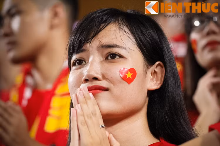 U19 Việt Nam xuất sắc vượt qua vòng bảng với vị trí dẫn đầu sau khi hòa Singapore trong ngày ra quân và thắng liên tiếp Đông Timor, Philippines và Malaysia.