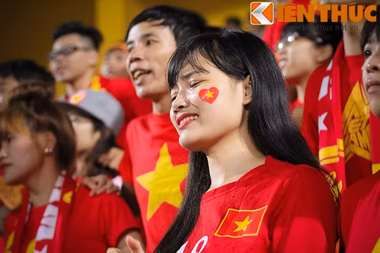 Mình từng nghĩ các cầu thủ U19 Việt Nam sẽ cho người hâm mộ được sống trong khoảnh khắc vui sướng khi họ nâng cao chiếc cúp vô địch giải U19 ĐNA được tổ chức trên sân nhà".