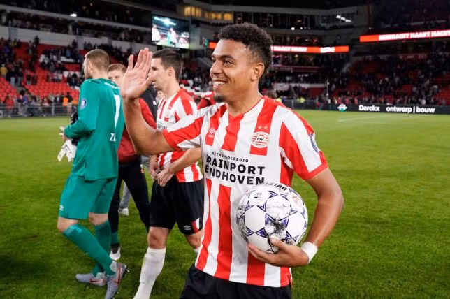 Chuyển nhượng bóng đá từ Mirror, Arsenal đang tính việc mua lại Donyell Malen – cầu thủ mà họ đã bán cho PSV Eindhoven năm 2017. Họ sẵn sàng đầu tư 50 triệu bảng vào thương vụ này.