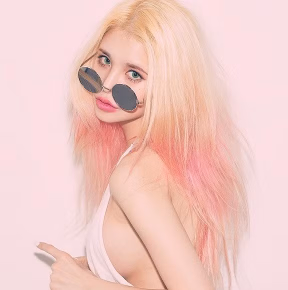 Không dừng lại ở đó, nhiều người còn nhận ra vẻ đẹp của cô nàng này có đôi chút gì đó giống với với em gái Chloe Moretz của siêu sao bóng đá người Brazil là Neymar Jr. Cũng chính bởi điểm giống nhau này mà Banana được ví như em gái của Neymar Jr phiên bản Hàn Quốc.