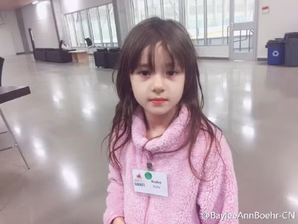 Sở hữu mái tóc bồng bềnh, nước da trắng cùng đôi môi đỏ chót, cô bé lai Hàn Quốc đã tận dụng điều đó để bước chân vào ngành công nghiệp giải trí xứ Kim Chi với vai trò người mẫu nhí.