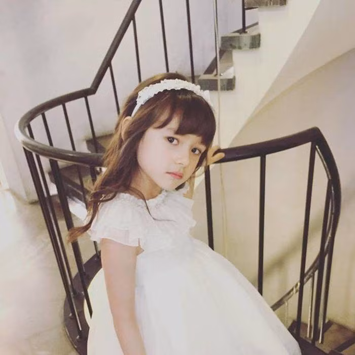 Với bộ váy trắng tinh khôi, cô bé Baylee Ann Boehr chẳng khác gì nàng công chúa bước ra từ câu chuyện cổ tích.