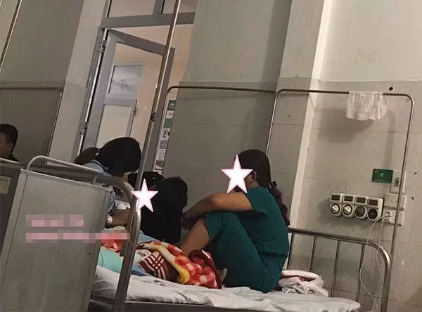 Mới đây, một tình huống như vậy đã được chia sẻ trên một group với rất đông thành viên về khoảnh khắc một anh chồng trẻ đã có hành động nhạy cảm với vợ ngay trên giường bệnh.