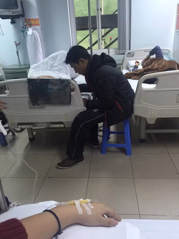 Tuy vậy, cũng có khá nhiều ý kiến cho rằng, có thể để chồng giúp đỡ nhưng tốt nhất nên chọn một chỗ nào đó kín đáo chứ đừng có để nhiều người nhìn thấy trong bệnh viện giống như vậy.