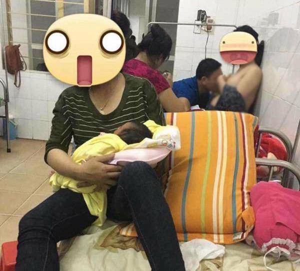 Cụ thể, chàng trai này không ngại ngùng nghe lời mẹ vợ trùm chăn kích sữa cho vợ đẻ mổ ngay trong phòng phụ sản khiến cư dân mạng xôn xao bàn tán.