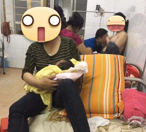 Cụ thể, chàng trai này không ngại ngùng nghe lời mẹ vợ trùm chăn kích sữa cho vợ đẻ mổ ngay trong phòng phụ sản khiến cư dân mạng xôn xao bàn tán.