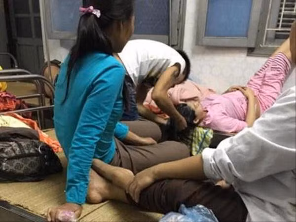 Câu chuyện về người chồng có hành động nhạy cảm với vợ được tài khoản N.H chia sẻ như sau: "Mình đang nằm viện các bạn ạ. Đây là bạn cùng phòng mình, bạn đó đẻ mổ được 3 hôm, chồng sinh năm 98 mà khéo dã man luôn, đêm thức dỗ con, pha sữa cho con bú.