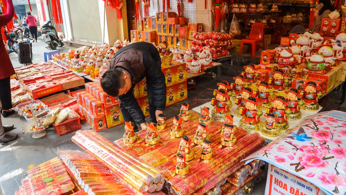 Còn trên còn trên con phố Hàng Mã nơi bán rất nhiều vật trang trí nhà cho ngày Tết, không khí cũng rất tấp nập, người mua kẻ bán ồn ào trả giá.