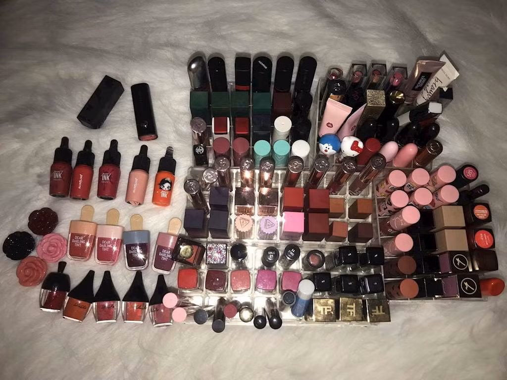 Mỹ phẩm nói chung hay son môi nói riêng là niềm đam mê bất tận của các chị em phụ nữ và Hải Ngân cũng không nằm ngoài vòng xoáy đó. Vì thế, nữ sinh Long An này không ngần ngại tậu hàng chục cây son để thỏa mãn sở thích của mình.