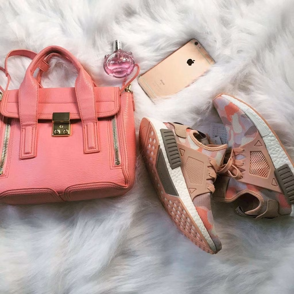 Hải Ngân cũng có kha khá đôi giày sneaker và trong số đó có cả những đôi lên đến vài chục triệu đồng. Ảnh trong bài: FBNV.