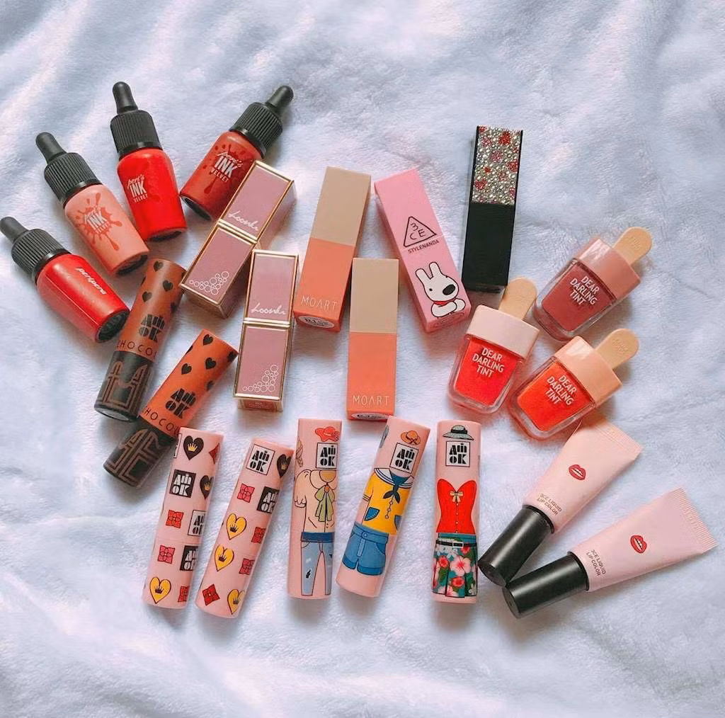 Theo Hải Ngân, với sở thích khá tốn kém này, cô gặp rất nhiều lời ra tiếng vào, chỉ trích là hoang phí. Nhưng với đam mê và coi mỗi cây son là một kỉ niệm cô bạn này vẫn tiếp tục xoáy theo đam mê của mình.