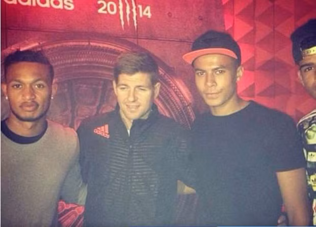 Vừa qua Dele Alli là cái tên khá hot trên các mặt báo không chỉ bởi scandal đấm vào bụng đối phương trong trận Tottenham - West Brom mà còn bởi danh hiệu cầu thủ trẻ xuất sắc Premier League anh vừa dành được. Mặc dù thi đấu cho "Gà trống" thế nhưng tiền vệ này lại vô cùng hâm mộ Liverpool và lấy hình mẫu Gerrard ra để làm mục đích phấn đấu của bản thân.