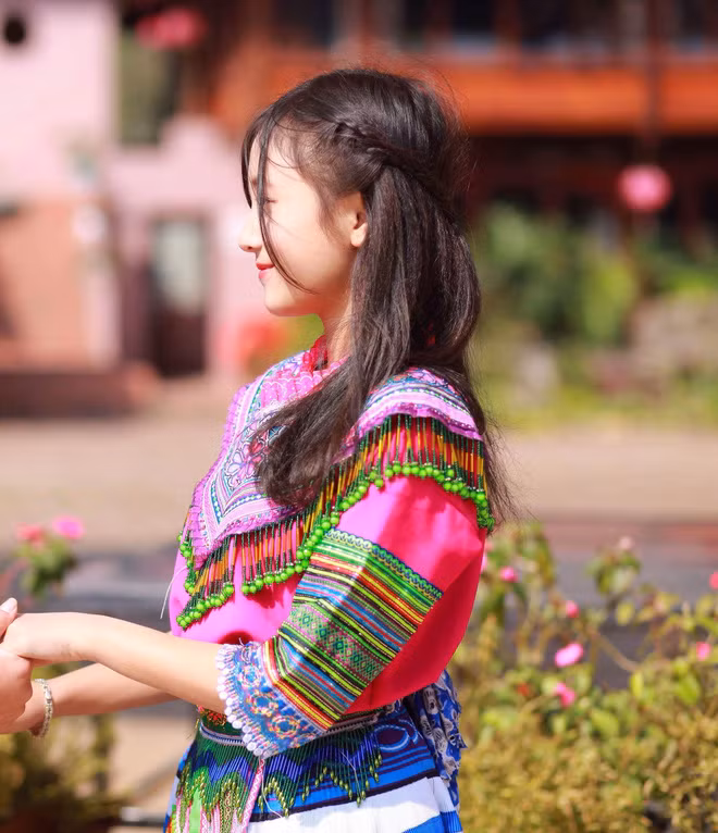 Được biết, em gái dân tộc có nụ cười duyên dáng "đốn tim" bao chàng trai chính là Phàn Thị Mỹ Duyên, người dân tộc Dao, hiện đang học lớp 11, trường THPT số 1 Bắc Hà – Lào Cai.