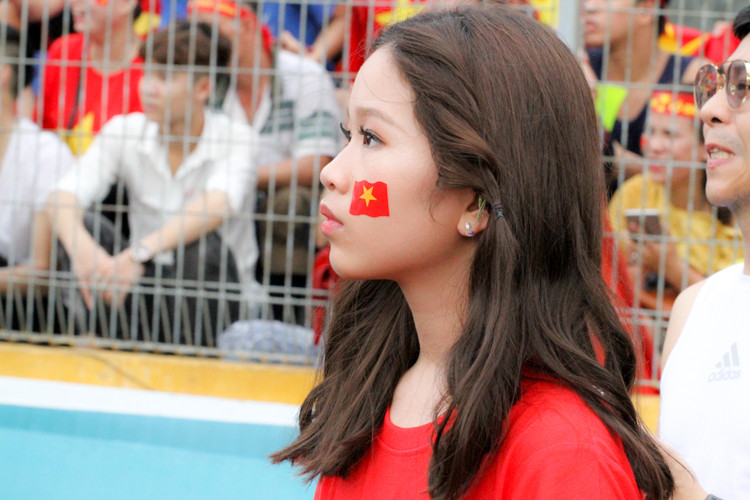 Chăm chú theo dõi trận đấu và cuồng nhiệt từng tình huống bóng của U23 Việt Nam.