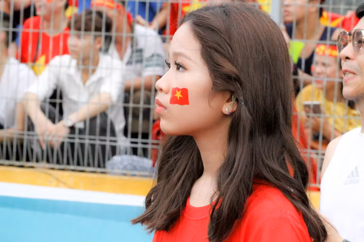 Chăm chú theo dõi trận đấu và cuồng nhiệt từng tình huống bóng của U23 Việt Nam.