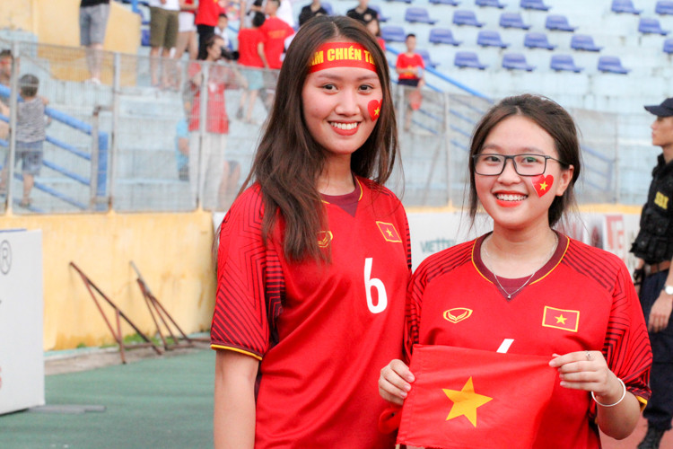 CĐV Thanh Thư chia sẻ: "Em thích Xuân Trường và khi đọc những lời chỉ trích về phong độ của Trường Híp, em thấy điều đó khá bất công bởi anh ý đã cố gắng lắm rồi. Mọi người cần có con mắt bao dung hơn với Trường cùng các cầu thủ U23 Việt Nam".