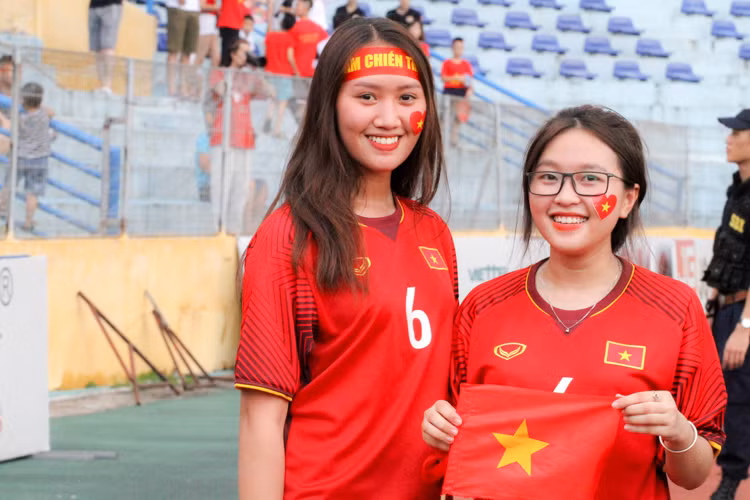 CĐV Thanh Thư chia sẻ: "Em thích Xuân Trường và khi đọc những lời chỉ trích về phong độ của Trường Híp, em thấy điều đó khá bất công bởi anh ý đã cố gắng lắm rồi. Mọi người cần có con mắt bao dung hơn với Trường cùng các cầu thủ U23 Việt Nam".