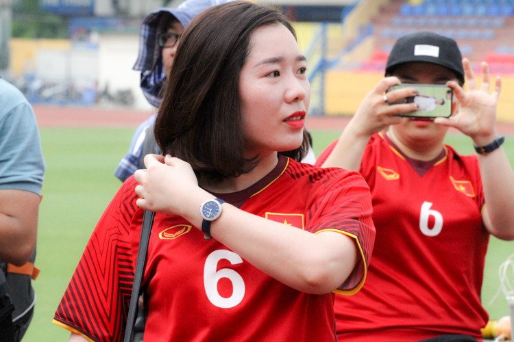 Sắm cho mình những chiếc áo đấu của các cầu thủ yêu thích thi đấu trong màu áo đội tuyển U23 Việt Nam, các CĐV đến sân cổ vũ đội tuyển cuồng nhiệt chẳng kém các đấng mày râu.