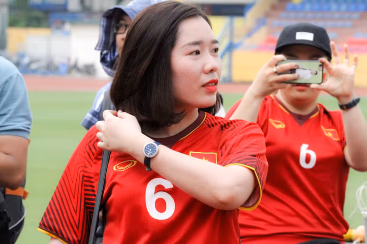 Sắm cho mình những chiếc áo đấu của các cầu thủ yêu thích thi đấu trong màu áo đội tuyển U23 Việt Nam, các CĐV đến sân cổ vũ đội tuyển cuồng nhiệt chẳng kém các đấng mày râu.