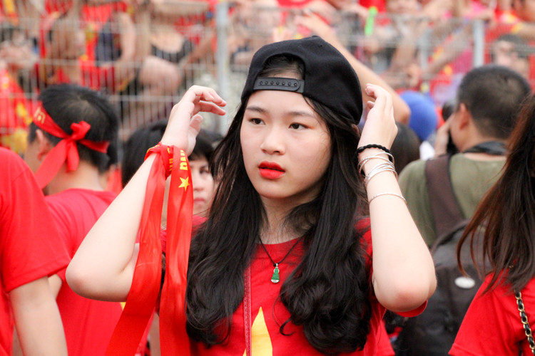 Nữ CĐV khoe sắc sau trận thua U23 Việt Nam trước UAE trong trận tranh HCĐ Asiad 2018.