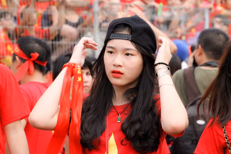 Nữ CĐV khoe sắc sau trận thua U23 Việt Nam trước UAE trong trận tranh HCĐ Asiad 2018.