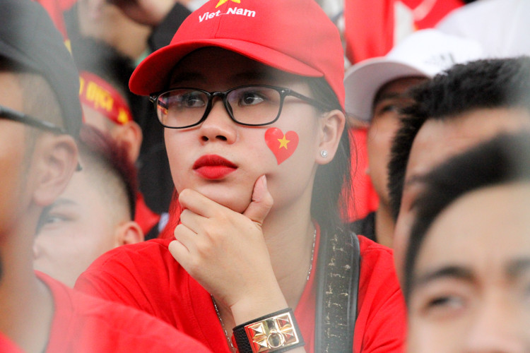 Sự lo lắng, hồi hộp luôn thường trực trên khuôn mặt CĐV nữ, tuy vậy nhìn từ mọi góc độ, nữ CĐV này đều đẹp.