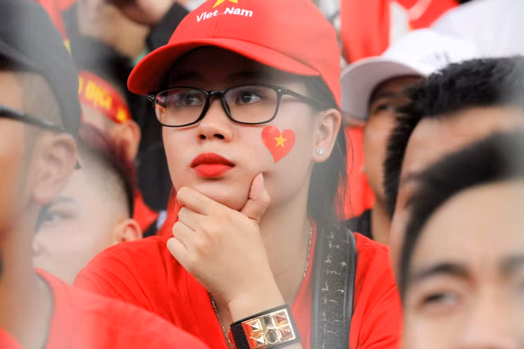 Sự lo lắng, hồi hộp luôn thường trực trên khuôn mặt CĐV nữ, tuy vậy nhìn từ mọi góc độ, nữ CĐV này đều đẹp.