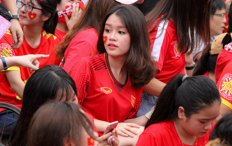 Xinh đẹp, nổi bật và chẳng kém những đóa hoa là những gì mà các đấng mày râu nhận xét về các bóng hồng xuất hiện trên SVĐ Hàng Đẫy trong buổi offline xem U23 Việt Nam thi đấu.