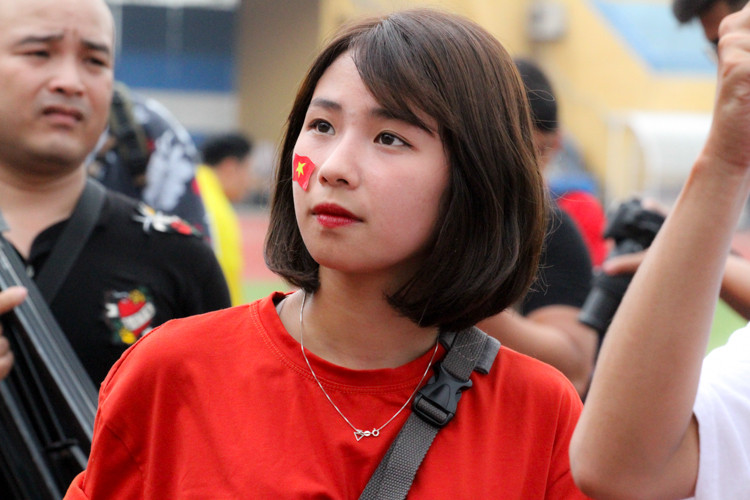 Dưới đường piste những phóng viên cũng đẹp chẳng kém các CĐV trên khán đài. Một nữ PV cần mẫn ngắm nhìn, lựa chọn những góc đẹp nhất để cho ra những khuôn hình đẹp.