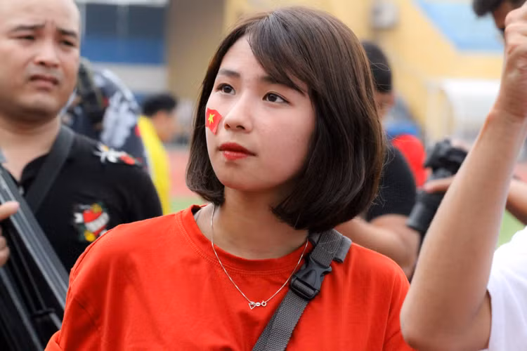 Dưới đường piste những phóng viên cũng đẹp chẳng kém các CĐV trên khán đài. Một nữ PV cần mẫn ngắm nhìn, lựa chọn những góc đẹp nhất để cho ra những khuôn hình đẹp.