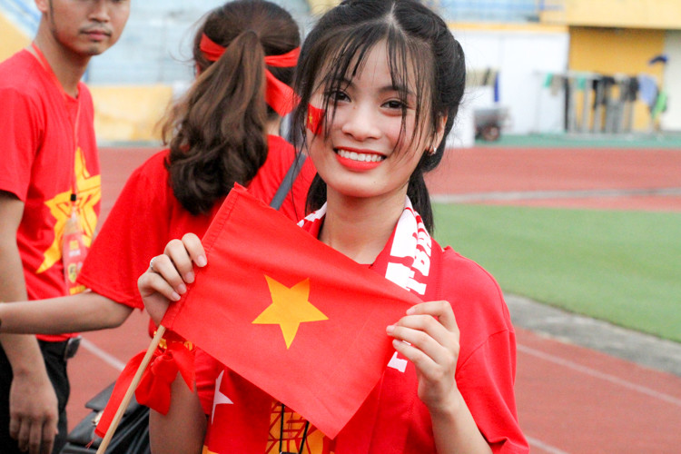 Nữ CĐV có nickname Trinh'ss Miu chia sẻ: "Nhiều người nói, con gái đi cổ vũ bóng đá vì trai đẹp và theo phong trào nhưng theo em, điều này khá phiến diện bởi chắc gì những cánh mày râu đã nhiệt và cuồng bằng bọn em".