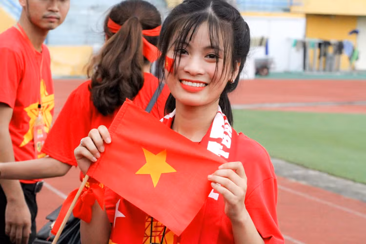 Nữ CĐV có nickname Trinh'ss Miu chia sẻ: "Nhiều người nói, con gái đi cổ vũ bóng đá vì trai đẹp và theo phong trào nhưng theo em, điều này khá phiến diện bởi chắc gì những cánh mày râu đã nhiệt và cuồng bằng bọn em".