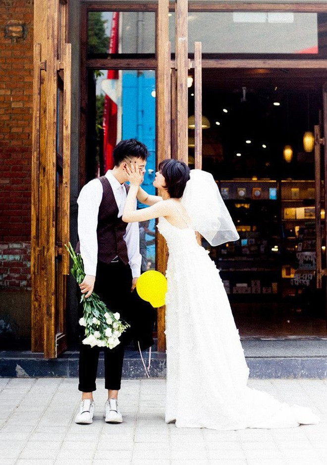 Lý do bởi xuyên suốt bộ ảnh, ngoài sắc đen trắng chủ đạo trong trang phục của cô dâu, chú rể còn có sắc vàng của chanh tươi hay bóng bay, sắc đỏ của dưa hấu.