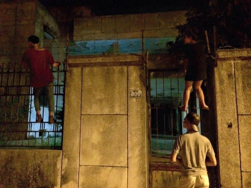 Việc tò mò của các bạn trẻ mang lại nhiều phiền toái cho gia chủ. Thêm nữa đó là mất trật tự an ninh khu phố.